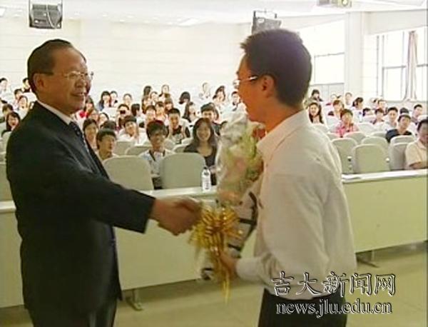 老师,您辛苦了--校领导于教师节前夕深入课堂慰