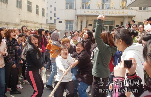 护理学院举办拔河比赛庆祝护士节到来